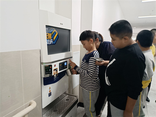 嶄新的直飲水飲水機，拿著小水杯接水喝.jpg